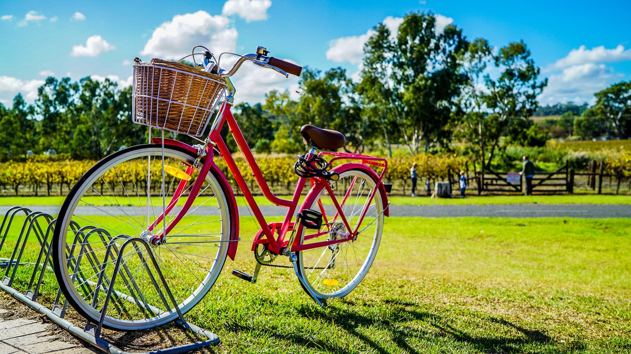 Cykel parkerad på gräsmatta