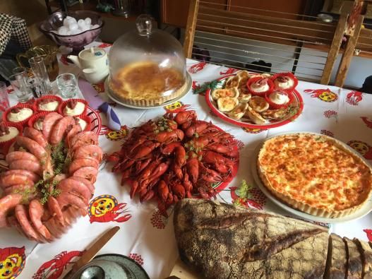 Dukat bord för kräftskiva med berg av kräftor, västerbottensostpaj och bröd.