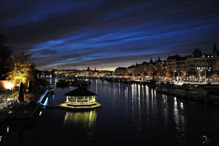 Från Stockholm avgår många båtar